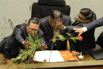 Tomato attack on the parliamentary podium: They did not let the vice president speak.