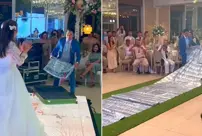 An interesting gift from the groom to the bride: He spread 17 thousand dollars in front of the bride like a carpet.