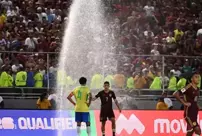 Those on the field were taken by surprise! It suddenly opened up while heading towards the goal.