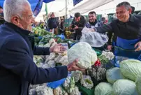 The leader of the CHP, Özel, wore an apron and sold cabbage.