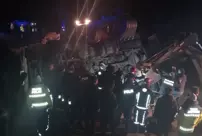 A truck loaded with straw overturned in Malatya: 1 police officer martyred, 1 police officer injured.