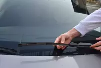 A woman who lifted the windshield wiper of a wrongly parked vehicle in İzmir was fined 5,000 lira.