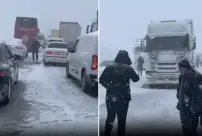 Due to heavy snow on the Ankara-Istanbul road, traffic came to a standstill, and citizens waited on the road for minutes.