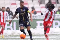 Sivasspor and Kasımpaşa drew 0-0 under heavy snowfall.