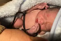 The woman who was stranded on the road gave birth in a gendarmerie vehicle.