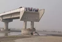 A vehicle fell from an incomplete bridge in India: 3 dead.