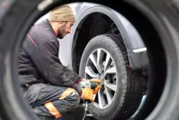 Drivers flocked to tire shops in Elazığ due to the mandatory winter tire requirement.