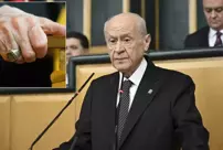 Bahçeli appeared before the party group wearing a badge and ring inscribed with the Surah Al-Fath.