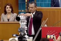 The leader of the CHP, Özel, took the stage with a bag full of money.