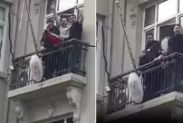 Opponents who entered the consulate building in Istanbul changed the Syrian flag.