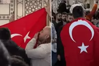 A Turkish flag was raised at the Umayyad Mosque, which is being flooded by Syrians.