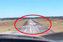 Terrifying moments at the airport: Two planes collided on the runway.