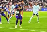 Is there a handball or not? Fenerbahçe expected a penalty in this situation.