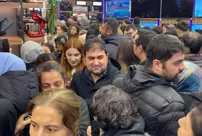 Crowd at the store opening! Citizens clashed with each other, traffic came to a standstill.