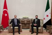 The striking detail of the Turkish flag at the summit in Damascus.