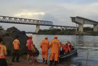 A 533-meter-long bridge has collapsed: 2 dead, 10 missing.