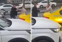 Two boxers got into a fight in traffic, resulting in strange scenes.