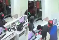 A thief who entered the currency exchange office took an employee hostage and fled.