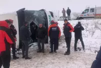 A passenger bus overturned in Kars, injuring 23 people.