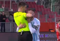 Interesting moments in the 1st League! The experienced player begged the referee.