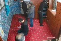 In Beyoğlu, he pretended to pray in a mosque and stole shoes.