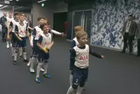 The amusing desire of the little Tottenham players facing Van Dijk.