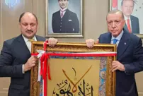 A gift to Erdoğan from the mayor who is rumored to be joining the AK Party.