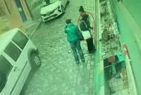 Terrifying moments! The unfortunate woman got trapped between the sliding vehicle and the wall.