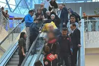 Collapse in the shopping mall! Worker who fell on the escalator lost his life.