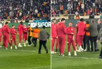 Pre-match incident: A fan entered the field and ran into the Galatasaray players.