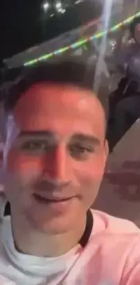 Ailesiyle lunaparkta gülümseyen Burak İbbiği