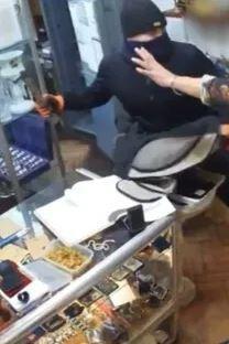 Soyguncular, televizyon yıldızına çekiçle saldırıp mücevher dükkanını soydu