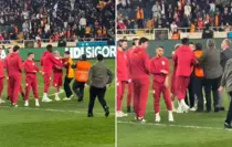 Maç öncesi olay: Sahaya giren taraftar, Galatasaraylı futbolcuların arasına daldı