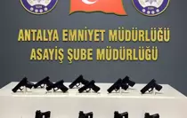 Antalya'da ''dur'' ihtarına uymayan sürücünün aracında 17 ruhsatsız tabanca ele geçirildi