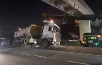 Kağıthane'de Hafriyat Kamyonu Beton Bariyerlerin Üzerine Çıktı