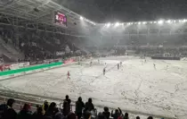 Oyuncular sahada kayboldu! Kar yağışı maça damga vurdu