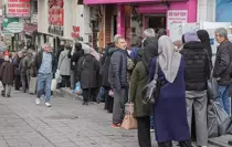 Fiyatı duyan koştu! 1 saat sırada bekleyip esnafa teşekkür ettiler