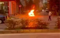 Pendik'te Park Halindeki Otomobilde Yangın ve Patlamalar