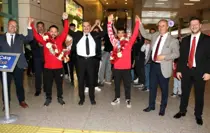 Peru'da altın madalya kazanan genç halterci Ramazan Efe Yılmaz, çiçeklerle karşılandı