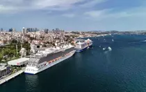 İstanbul Boğazı'nda İki Dev Kruvaziyer Gemisi Galataport Limanı'na Demir Attı