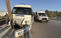 Adıyaman'da Minibüs Elektrik Direğine Çarptı: 8 Yaralı