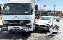 Kocaeli'nde Zincirleme Trafik Kazası: 2 Yaralı