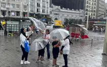 İstanbul'da Aniden Bastıran Sağanak Yağış Hayatı Olumsuz Etkiledi