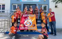 Gediz'de ilkokul öğrencilerinin şampiyonluk kutlaması beğeni topladı