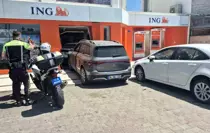 Cipin çarptığı otomobil bankaya girdi