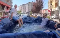 Bursa'da Gençler Traktör Römorkunu Mobil Havuz Yaparak Eğlendi
