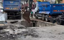 Hafriyat Kamyonu Yol Çökmesi Nedeniyle Çukura Düştü
