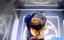 Asansör kapısını zorlayan kadın boşluğa düşerek hayatını kaybetti