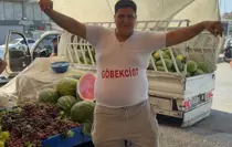 Göbek atarak karpuz satan genç sosyal medyayı salladı