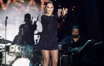 Hülya Avşar bikinisiyle yerleri boyadı